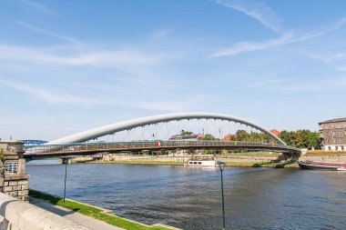 Krakow 'daki Vistula Nehri üzerindeki Bernatka köprüsü (Polonya)