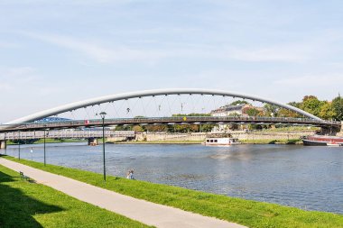 Krakow 'daki Vistula Nehri üzerindeki Bernatka köprüsü (Polonya)