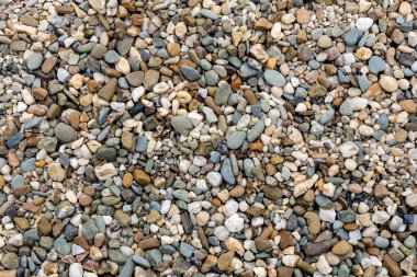 Pek çok renkli küçük taş arka planda