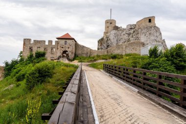 14. yüzyıldan kalma şato kalıntıları Olkusz yakınlarında Rabsztyn 'de (Polonya)