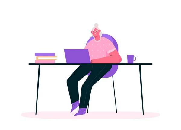 Απομακρυσμένη εργασία ή ανώτερη εκπαίδευση online. Γριά γυναίκα που εργάζεται στο γραφείο στο σπίτι, κάθεται στο γραφείο στο δωμάτιο, κοιτάζοντας οθόνη υπολογιστή και μιλώντας με τους συναδέλφους σε απευθείας σύνδεση. Γραφείο Εσωτερικών. Επίπεδη διανυσματική απεικόνιση. — Διανυσματικό Αρχείο