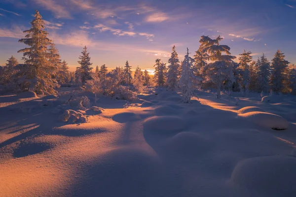 Winterliche Schneelandschaft Mit Wald Bäumen Und Schneebedeckten Klippen Blauer Himmel Stockbild