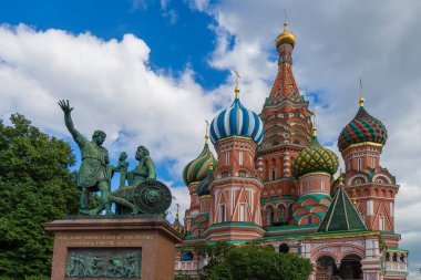 Kızıl Meydan 'da Minin ve Pozharsky anıtı. Moskova, Rusya. 1612 'de İkinci Milis kuvvetlerinin liderlerine adanmış bir anıt mimar Ivan Martos tarafından 1818' de tasarlandı.