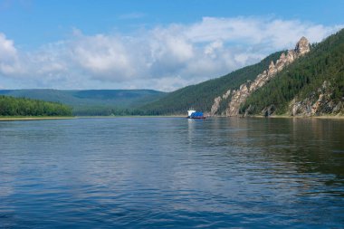 Nehir bulutlu gökyüzü ormanı ve güneşli yaz manzarası