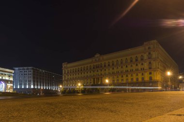 Lubyanka 'daki Rus Federal Güvenlik Servisi binası. Moskova 'nın merkezinde gece sahnesi