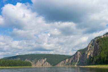 Nehir bulutlu gökyüzü ormanı ve güneşli yaz manzarası