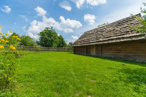 Traditional Village House Blue Sky Green Grass Fence Trees Ukraine — Stock Photo, Image