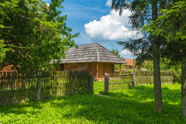 Traditionelles Dorfhaus Mit Blauem Himmel Grünem Gras Zaun Und Bäumen — Stockfoto