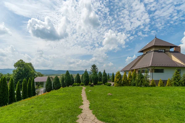 Traditionelles Dorfhaus Mit Blauem Himmel Grünem Gras Zaun Und Bäumen — Stockfoto