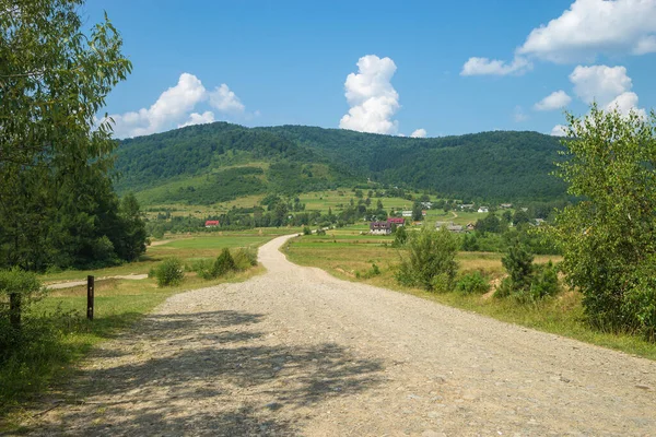 Leere Asphaltstraße Durch Die Grüne Wiese Und Wolken Blauen Himmel — Stockfoto