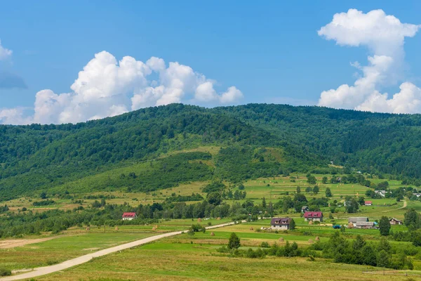 Schöne Ländliche Sommerlandschaft Mit Heuhaufen Freie Sicht Sommeridylle Blauer Himmel — Stockfoto