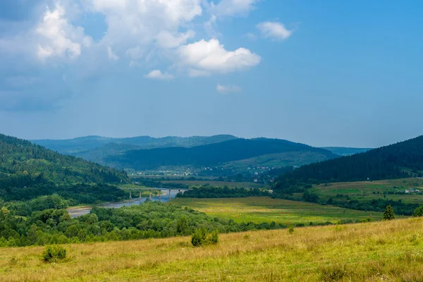 Schöne Ländliche Sommerlandschaft Mit Heuhaufen Freie Sicht Sommeridylle Blauer Himmel — Stockfoto