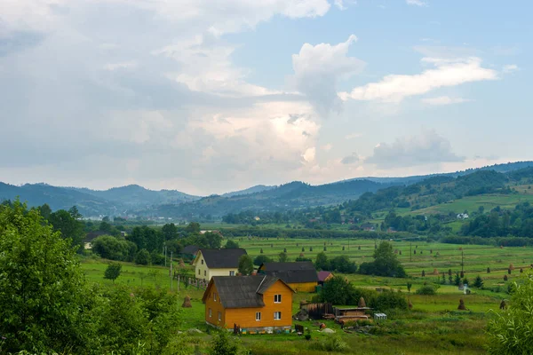 Schöne Ländliche Sommerlandschaft Mit Heuhaufen Freie Sicht Sommeridylle Blauer Himmel — Stockfoto