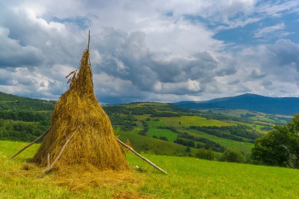 Schöne Ländliche Sommerlandschaft Mit Heuhaufen Freie Sicht Sommeridylle Blauer Himmel — Stockfoto