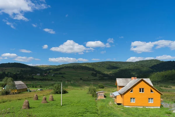 Schöne Ländliche Sommerblick Mit Häusern Felder Von Wäldern Und Bewölkten — Stockfoto