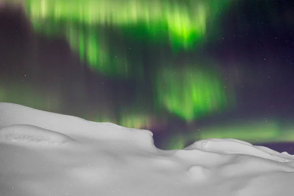 Northern Lights Aurora Boreal Sobre Bosque Cubierto Nieve Hermosa Imagen Imágenes de stock libres de derechos