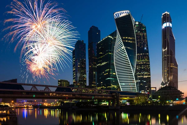 Moskauer Stadtgebäude Und Feuerwerk Feuerwerk Der Nähe Des Moscow International lizenzfreie Stockbilder
