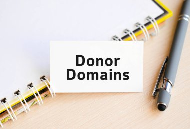 Bağış Alan Adları - Bir yay ve gri kalemle bir defter üzerinde metin