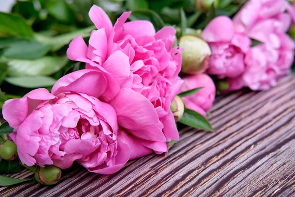Ramo Peonías Rosadas Sobre Fondo Madera Oscura Flor — Foto de Stock