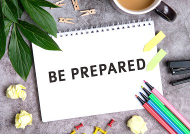 Bir fincan kahve, sıkıştırılmış çarşaflar, pastel boyalar ve zımba ile bir deftere hazır olun.