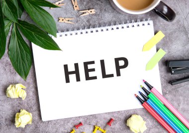 Bir fincan kahve, sıkıştırılmış çarşaf, pastel boya ve zımba ile deftere yardım.