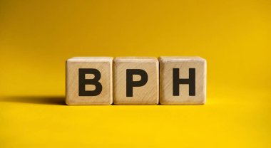 Tahta küplerin sarı arka planında BPH tıbbi metni