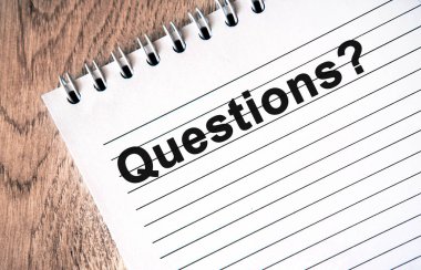 Tahta bir arka planda beyaz bir not defterindeki metin