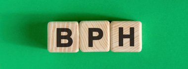 BPH - yeşil arkaplan ile tahta küpler üzerine metin