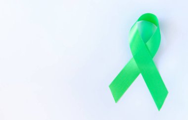 Yeşil sembolik kurdele. Organ bağışı sorunu, akıl sağlığı. Beyaz bir arkaplanda