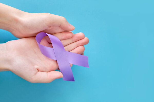 Фиолетовая лиловая символическая лента - проблема лимфомы Ходжкина. Две скрещенные руки на синем фоне
