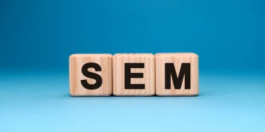 Mavi arka planda SEM kelime küpü. İş konsepti.