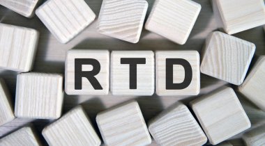 RTD - Araştırma Teknik Geliştirme kısaltması veya Gerçek Zaman Veritabanı. Tahta küpler ve bir sürü küp.