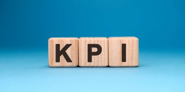 Mavi arka planda KPI kelime küpü. İş konsepti.