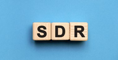 SDR web sitesi - ahşap küplerle ilgili mavi arkaplan metni