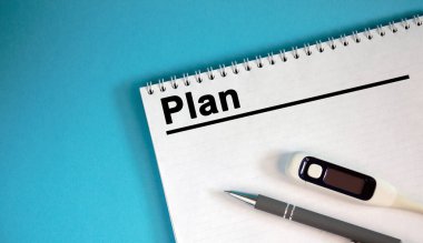 Plan: Not defterine mesaj at. Bir kalem ve tıbbi termometre yalan söyle.