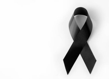 Siyah sembolik kurdele - Yas tutma ve Bakire Politeknik Enstitüsü 'ndeki olayların anısı. Melanoma sorunu. Beyaz bir arkaplanda
