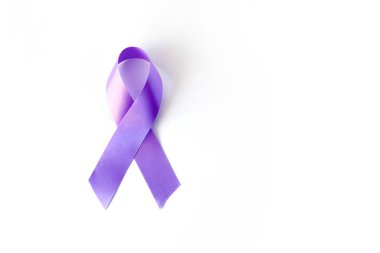 Mor menekşe sembolik kurdele. Lupus, Alzheimer ve sarkoidoz problemi. Beyaz bir arkaplanda