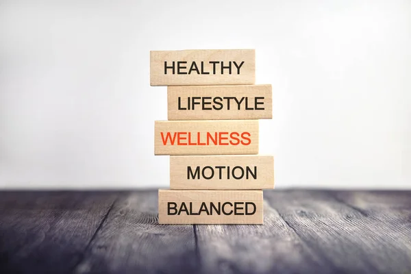 WELLNESS - Sağlıklı yaşam tarzı, hareket dengeli - tahta küpler üzerine kavram metni