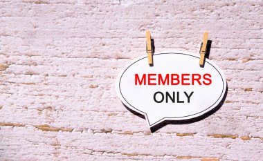 Üyeler sadece beyaz bir çarşafta ve tahta raptiyelerle.