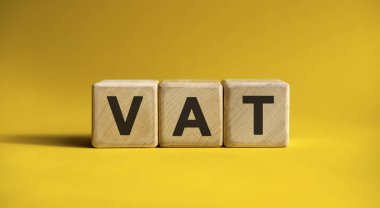 WAT - eğimli sarı arkaplanı olan tahta küpler üzerine metin