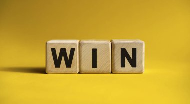 WIN - eğimli sarı arkaplanı olan tahta küplerle ilgili metin