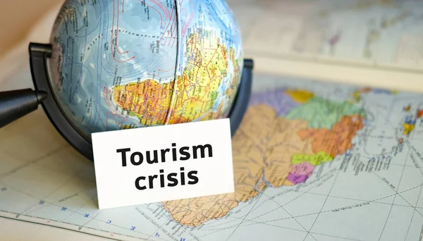 Text Zur Tourismuskrise Auf Einem Weißen Blatt Auf Dem Globus — Stockfoto