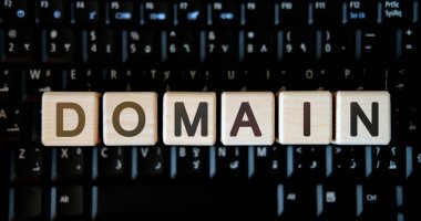 Alan adı - arkaplan siyah klavyede tahta küpler üzerine kavram metni