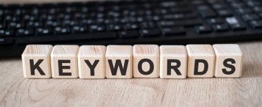 Anahtar sözcük seo - kavram metni ahşap küplerde ve arkaplanda siyah klavye