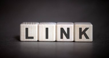 Gri siyah arkaplandaki tahta küplere ev bağla