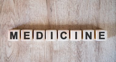 Tahta arka plandaki tahta küplerle ilgili MEDICINE metin sözcüğü