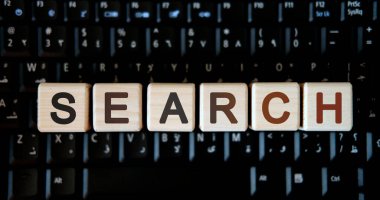 Arama - arkaplan siyah klavyede tahta küpler üzerinde kavram metni
