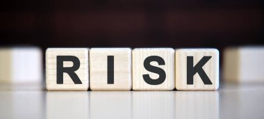 Finansal risk yönetimi konsepti. Ağaç küpleri