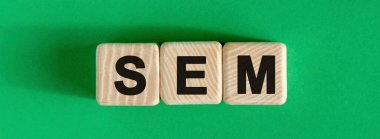 SEM - yeşil arkaplanı olan tahta küplerle ilgili metin