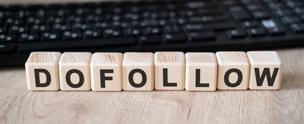Dofollow bağlantıları - tahta küpler üzerinde kavram metni ve arkaplan siyah klavye